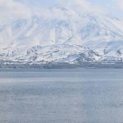 Le lac est encaissé entre hautes montagnes enneigées et volcans endormis