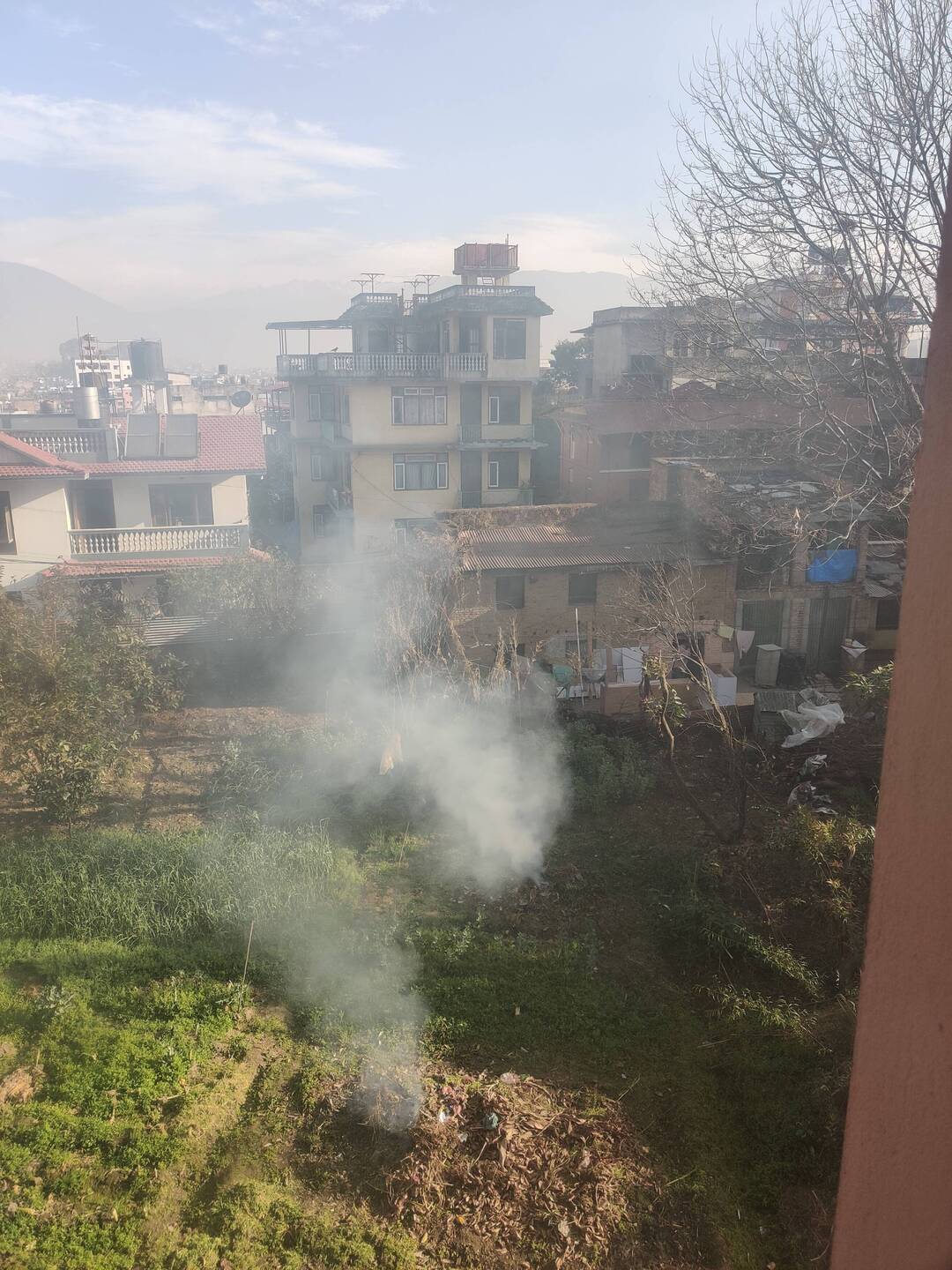 Encore un connard qui brûle ses déchets juste sous les fenêtres de l'hostel