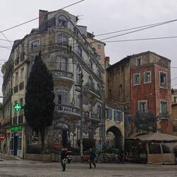 Auf leere Hauswände malt man hier einfach eine hübsche Fassade drauf - sieht sehr echt aus!