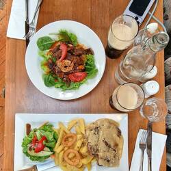 Oben: Surf and Turf, Unten: Sirloin mit Pommes