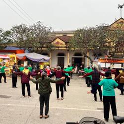 gemeinschaftliches Turnen am Dorfplatz