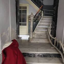 Ich bin da - 45 min zu früh, aber ein netter junger Mann mit Staubsauger lässt mich rein