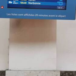 In Frankreich zeigen sie die Gleise erst später an - alle warten und stürmen dann gleichzeitig los