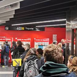 Ganz schön lange Schlange an den Ticket Automaten der U-Bahn, aber es geht schneller als gedacht