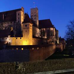 Let op de rode vliegtuiglampem op de hoogste toren
