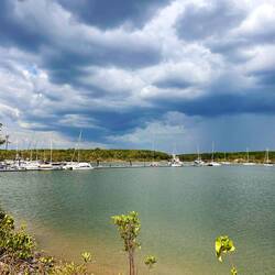 einen kleinen Yachthafen gibt es hier auch