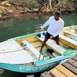 unser Boot und Guide Martin Providence beim Stopover im Wald
