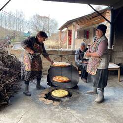 Leckere Kuchen direkt und frisch aus dem Ofen unter der Erde