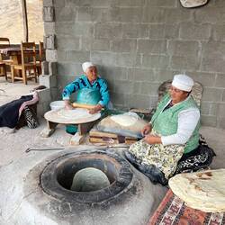 Herstellung vom traditionellen Lavash in dem Dorf
