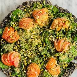 Roh-Pizza aus getrockneten Zucchinis, Tomaten, Mungobohnensprossen, Tomaten und Salat