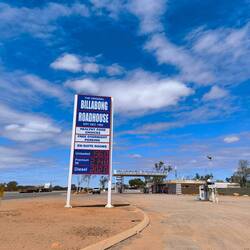 Tankstelle, Shop, Restaurant und Hotel in einem