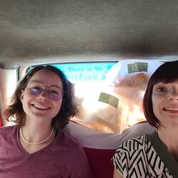 Shopping mit dem Taxifahrer Azu. Nelly und Marketa hatten ein Kopfkissen