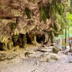 Interessante Höhlen gibt es hier