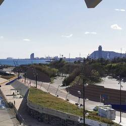 Und hier kam man auch nur durch Tore über so eine Teerfläche hin.