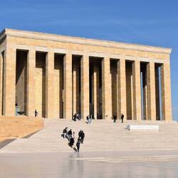 Sous les colonnades attenantes, on peut même admirer les voitures du 1er président de la Turquie !