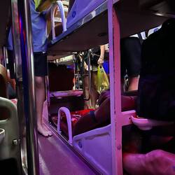 Im Nachtbus; die Liegen sind für kleine Asiaten gemacht, aber es geht trotzdem für ein wenig 😴