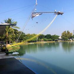 Großer See mit Wakeboard-Anlage