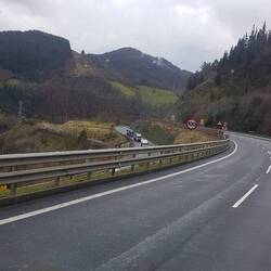 Autobahn in Euskadi bei regnerischen Wetter