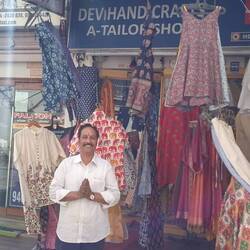 J'ai acheté une tenue plus adaptée chez ce monsieur. Il est heureux d'autant que je négocie très mal