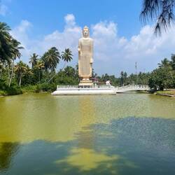 18 m (Wellenhöhe) Buddah Statue, am Ort wo viele Menschen starben