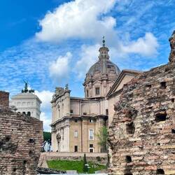 Ruinen, dahinter die neuen Sinnbilder....