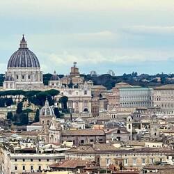 Blick auf den Vatikan. Die kleinere Kirche steht mind 2 km dichter am Betrachter....