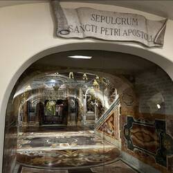 Blick von den Grotten aus in die Confessio. Bewegend.