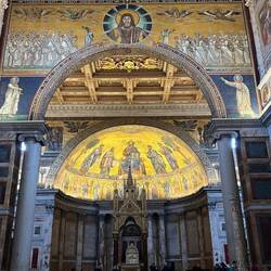 Triumphbogen, Confessio, Altar mit Ziborium und Apsis