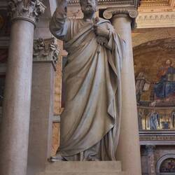 Für mich die gelungendste Petrus-Statue. Als spräche er mit mir.