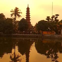 Die Tran Quoc Pagode am Westsee im Sonnenuntergang