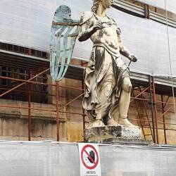 Michaels Vorgänger. Diese statue aus den 16. Jh. stand mal oben.