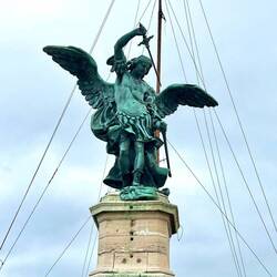 St. Michael über der Engelsburg.