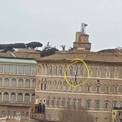 12.oo Uhr. Der Papst spricht das Angelus-Gebet