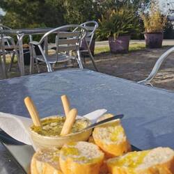 Hummus mit Ausblick und Reggae-Musik