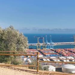 Man hört neben dem Wind auch den Hafen