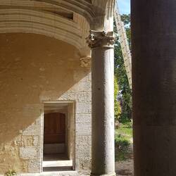 Blick in einen Hinterhof mit normalen Wohnungen