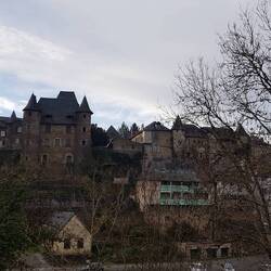 Uzerche - vom Stellplatz aus, dazwischen die Vézère