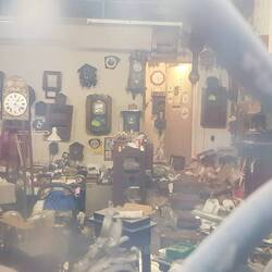 oh weh, dem Besitzer ist die Zeit über den Kopf gewachsen