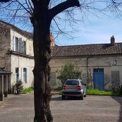 ...in einen zweiten Hinterhof, welch ein Raum, in den sonst so engen Gässchen