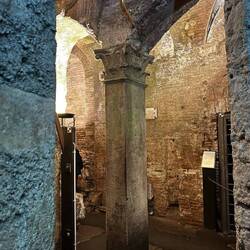 Reste der ersten Basilika.