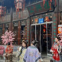 traditionell gekleidete Damen - für 100RMB pro Tag kann man sich ein solches Outfit leihen