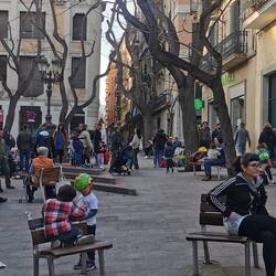 Am frühen Abend ist auf dem Platz ums Eck immer der Bär los!