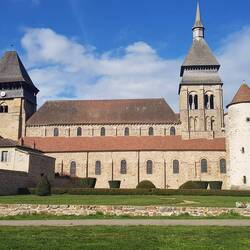Überdimensionierte, aber nicht renovierte Kirche in Chambon sur Vouizere