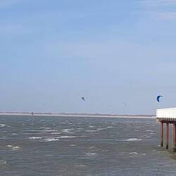 Den kräftigen Wind nutzen einige Kitesurfer!