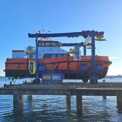 1 man in a wee box to lift all those tons boat out water