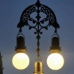 Von Ohrringen inspirierte Straßenlaternen