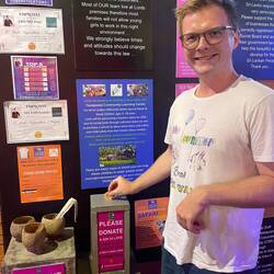 Unser letztes Bargeld für die Strassenhunde