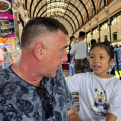 6 Jahre und will mit den White Monkeys im alten Postamt english sprechen