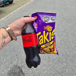 Takis probieren... Meins ist es nicht - ziemlich scharf 🌶