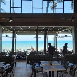 Morgendlicher Blick aus dem fast leeren Restaurant hinaus aufs Meer